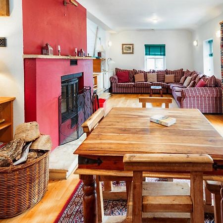Delphi Lodge Cottages Leenaun Extérieur photo