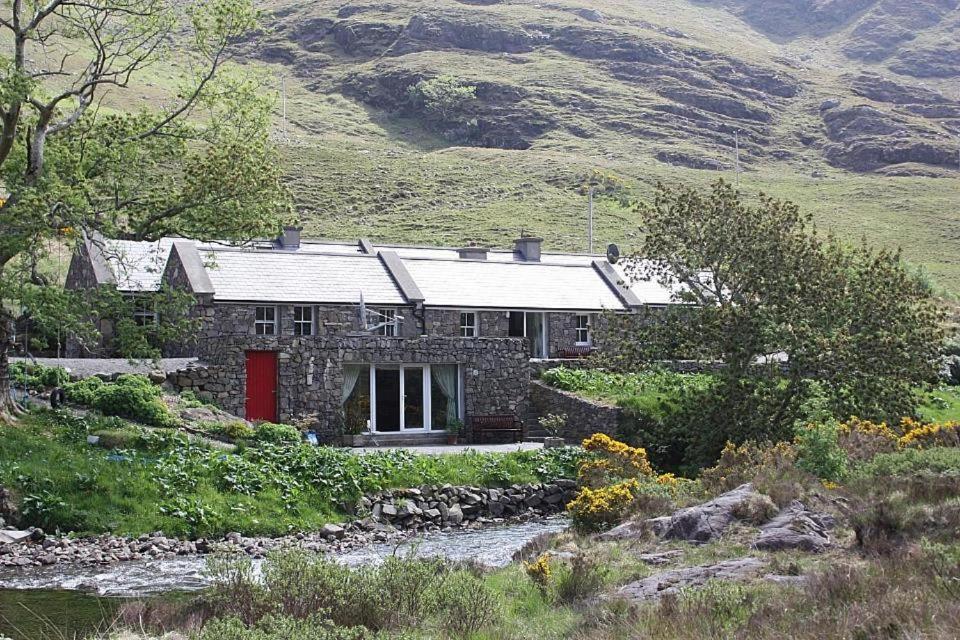 Delphi Lodge Cottages Leenaun Extérieur photo