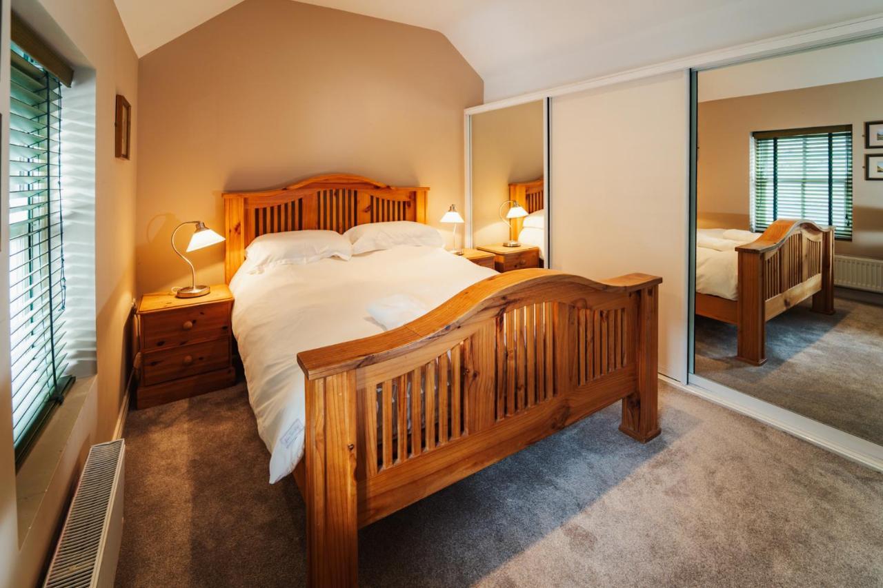 Delphi Lodge Cottages Leenaun Extérieur photo
